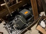 une boîte remplie de matériel électrique posée par terre