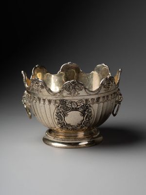 un bol ancien en argent orné d'un motif décoratif sur le bord