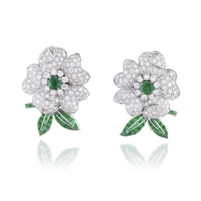 une paire de boucles d'oreilles en forme de fleur, ornées de diamants et d'émeraudes