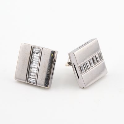 une paire de boutons de manchette en argent sertis de diamants taillés en baguette et de diamants