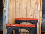 deux tabourets et une table dans une pièce