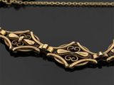 gros plan d'un collier sur une surface noire