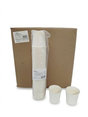 trois tasses et un sac devant une boîte en carton
