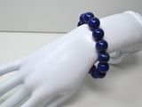 bracelet composé de lapis-lazuli et de perles de verre bleues, présenté sur la main d'un mannequin