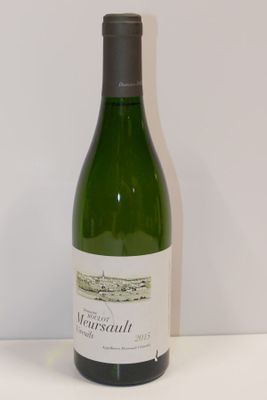 une bouteille de vin posée sur une table
