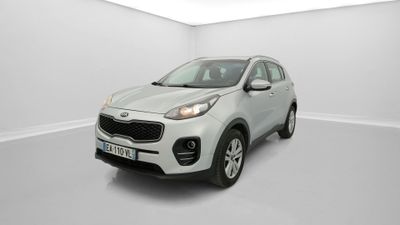 une voiture blanche est garée dans une pièce blanche