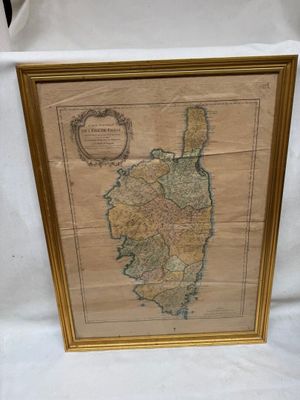 une vieille carte de l'Irlande dans un cadre doré sur fond blanc