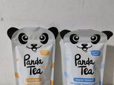 deux sachets de thé « Panda » posés côte à côte sur une table