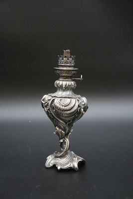 un bougeoir en argent surmonté d'une couronne