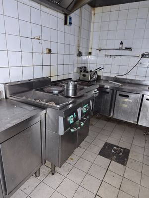 une image d'une cuisine commerciale avec beaucoup d'espace de travail