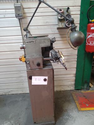 une petite machine qui se trouve dans un garage