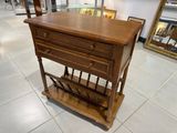 une table en bois à trois tiroirs, avec un miroir en arrière-plan