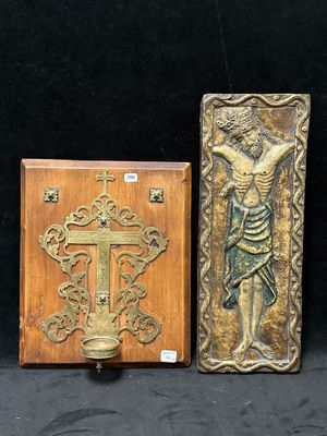deux plaques en bois représentant Jésus et une croix sur fond noir