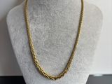 un collier à chaîne en or sur un mannequin mannequin mannequin mannequin mannequin mannequin mannequin mannequin mannequin mannequin