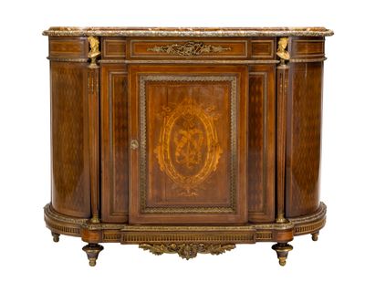 une photo d'une grande armoire en bois avec un plateau en marbre