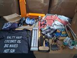 une table sur laquelle se trouvent de nombreux objets, notamment un chapeau, un t-shirt, des ciseaux et d'autres objets