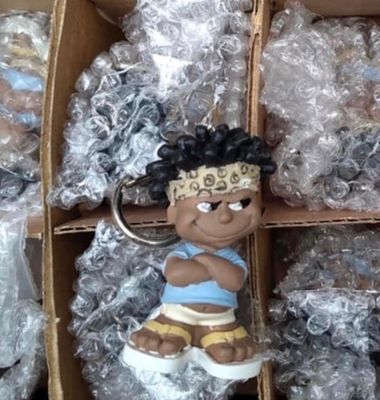un porte-clés orné d'un personnage de dessin animé, présenté dans une boîte
