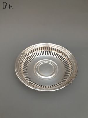 une assiette en argent posée sur un évier