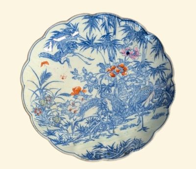 une assiette bleue et blanche décorée d'une peinture