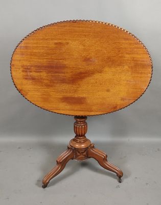 une petite table avec un plateau en bois posé sur un piètement en bois