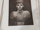 une photo représentant le buste d'une femme posé sur une table