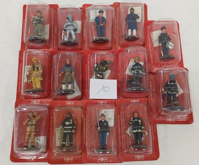 de nombreuses figurines encore dans leur emballage