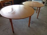 deux tables placées au milieu d'une pièce
