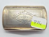 une petite boîte en argent sur laquelle est collé un autocollant