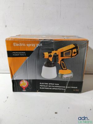 une boîte contenant un pistolet à peinture électrique posée sur une table
