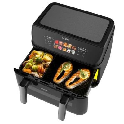 un gros plan d'une friteuse à air chaud contenant des aliments