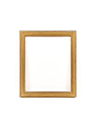 une image représentant un cadre photo accroché à un mur blanc, sur fond blanc