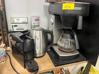 une cafetière et une verseuse posées sur une étagère