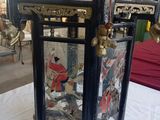 une horloge noire et dorée posée sur une table dans une pièce