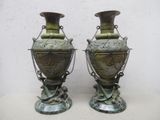 deux vases posés sur une table, entourés de chaînes