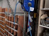 un tuyau bleu fixé au mur d'un entrepôt