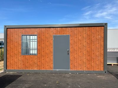 une image représentant un petit bâtiment en bois avec une porte