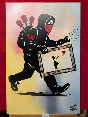graffiti représentant un homme portant une photo encadrée d'une personne tenant un ballon en forme de cœur