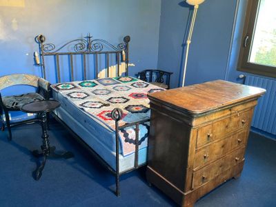 Lot composé de 3 petits fauteuils, 1 guéridon, 1 lit en fer …