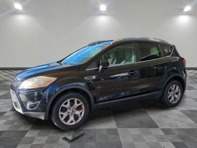 La Ford Escape 2016 est exposée dans un showroom