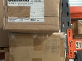 Les cartons sont empilés les uns sur les autres sur une étagère dans un entrepôt