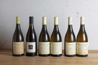 six bouteilles de vin sont alignées sur une table en bois