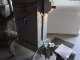 une machine posée sur le sol à côté d'un mur
