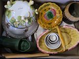 une boîte contenant divers objets décoratifs