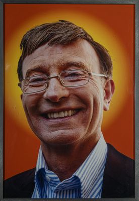une photo d'un homme portant des lunettes et une cravate