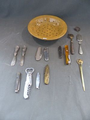 tout un tas d'ustensiles de cuisine de toutes sortes sur la table
