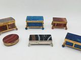 six bijoux empilés les uns sur les autres sur une surface blanche