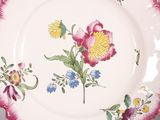 une assiette avec un motif floral sur une table