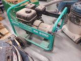 une machine posée sur une table dans une pièce