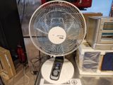 un ventilateur posé sur une table