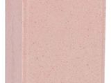 un gros plan sur une brique rose sur fond blanc
